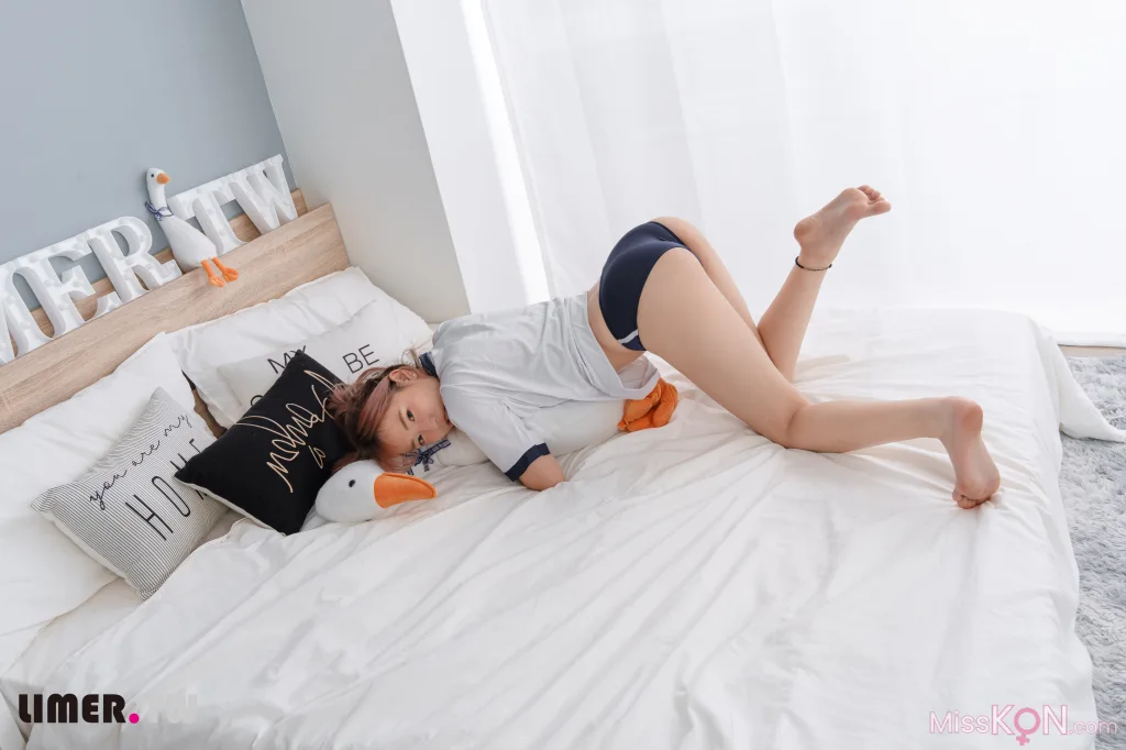 [Limerence原创] No.032_ 水密桃味女孩小艾啾啾体育服热身大秀裸足