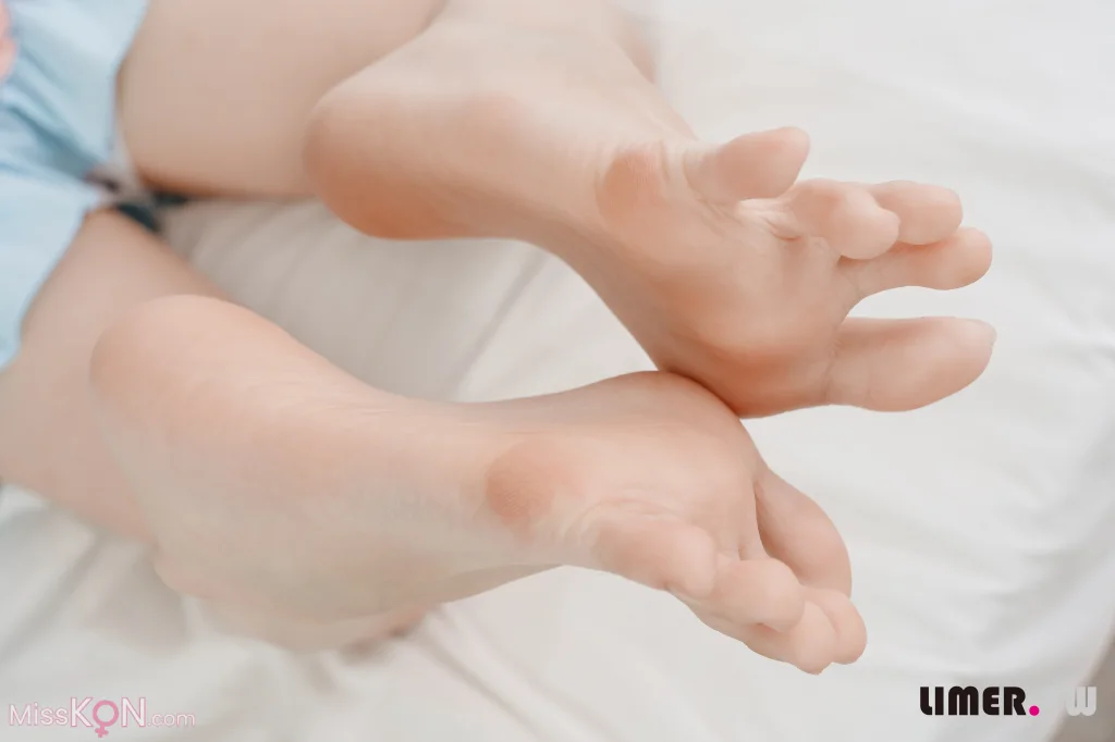 [Limerence原创] No.055_ 之之 女仆装扮柔嫩欧派与裸足 请主人享用