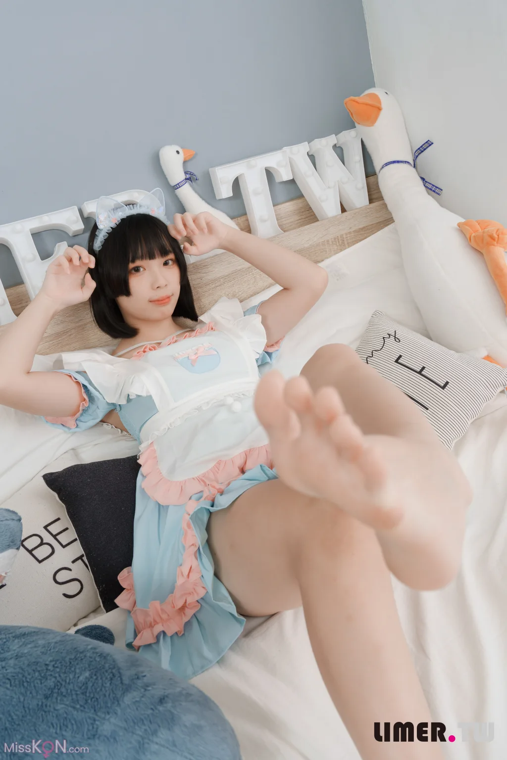 [Limerence原创] No.055_ 之之 女仆装扮柔嫩欧派与裸足 请主人享用