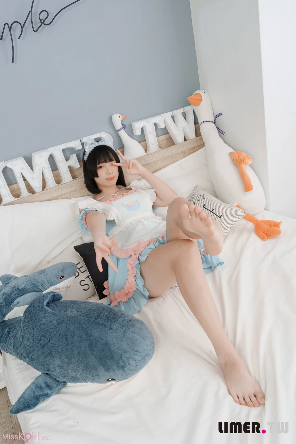 [Limerence原创] No.055_ 之之 女仆装扮柔嫩欧派与裸足 请主人享用