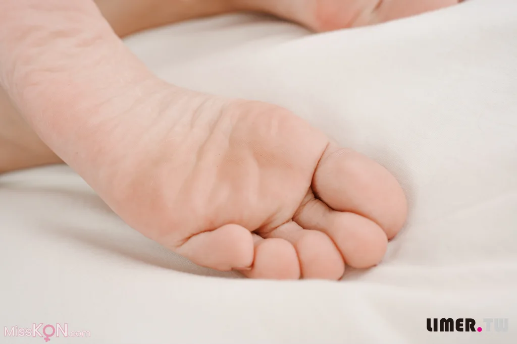 [Limerence原创] No.057_ Yumi 变身可爱兔兔送裸足来拜年