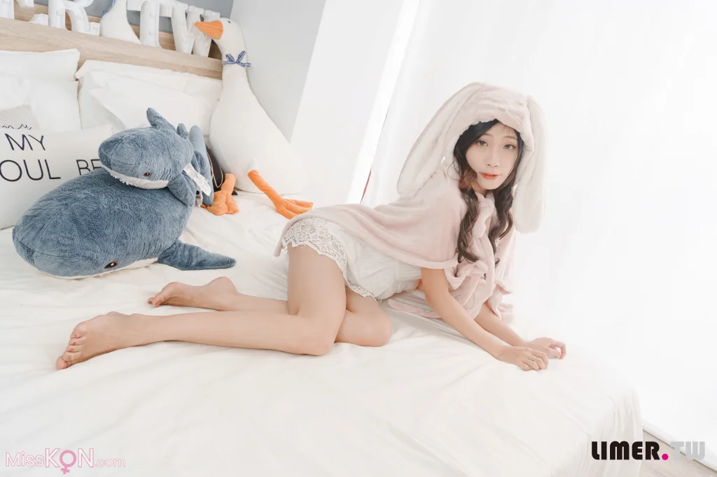 [Limerence原创] No.057_ Yumi 变身可爱兔兔送裸足来拜年