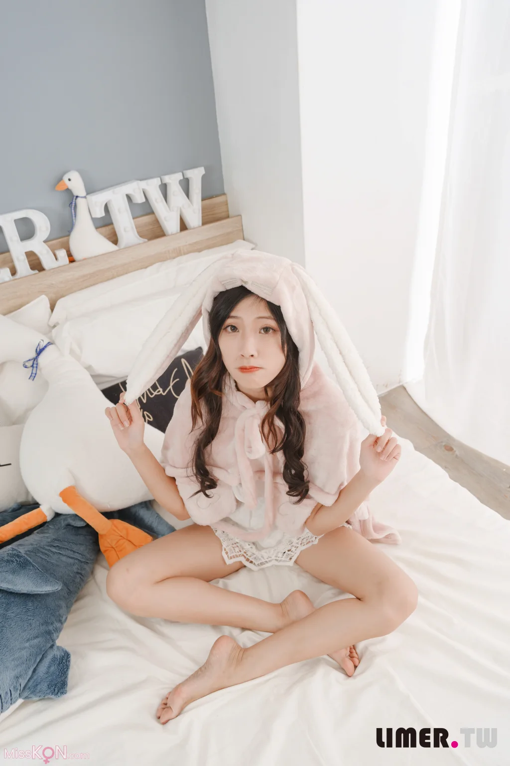 [Limerence原创] No.057_ Yumi 变身可爱兔兔送裸足来拜年
