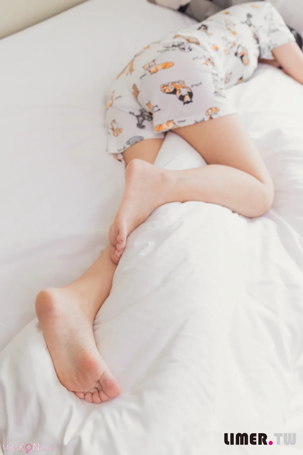 [Limerence原创] No.058_ 偷看熟睡凯西的小巧裸足