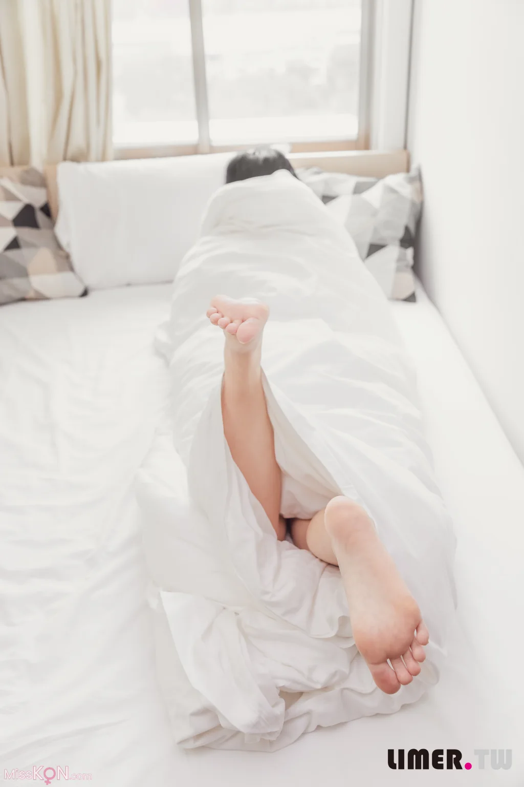 [Limerence原创] No.058_ 偷看熟睡凯西的小巧裸足