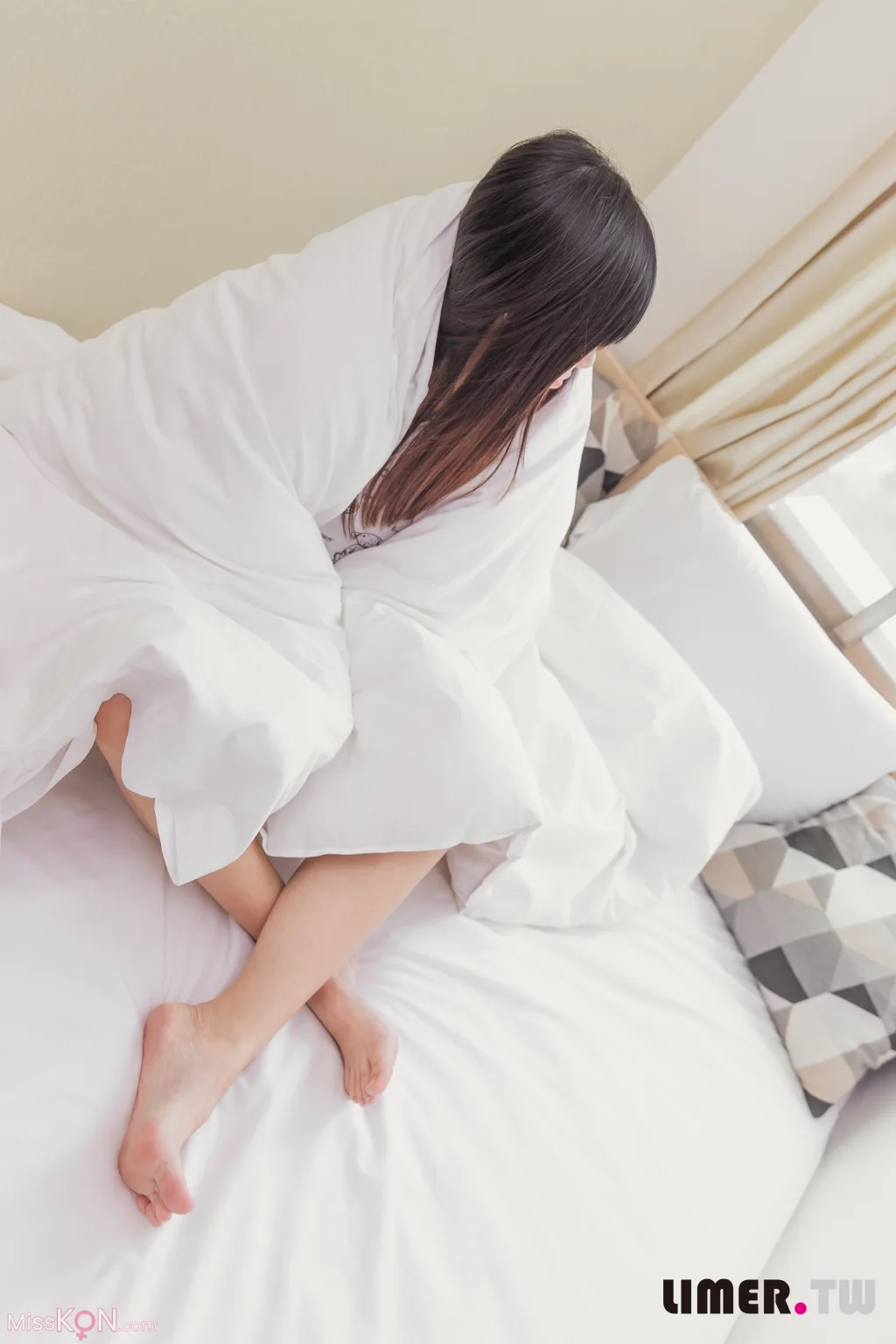 [Limerence原创] No.058_ 偷看熟睡凯西的小巧裸足