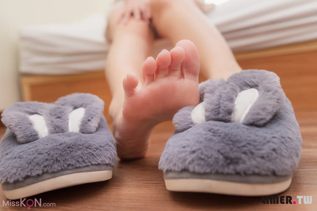 [Limerence原创] No.058_ 偷看熟睡凯西的小巧裸足