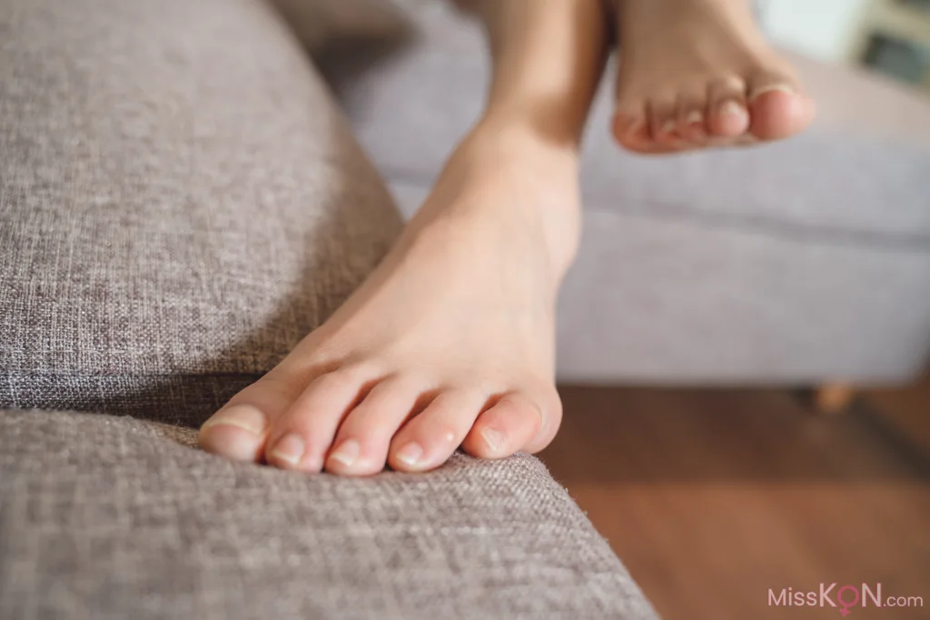 [Limerence原创] No.060_ 性感白衬衫yoko 还不快躺下让我踩踩