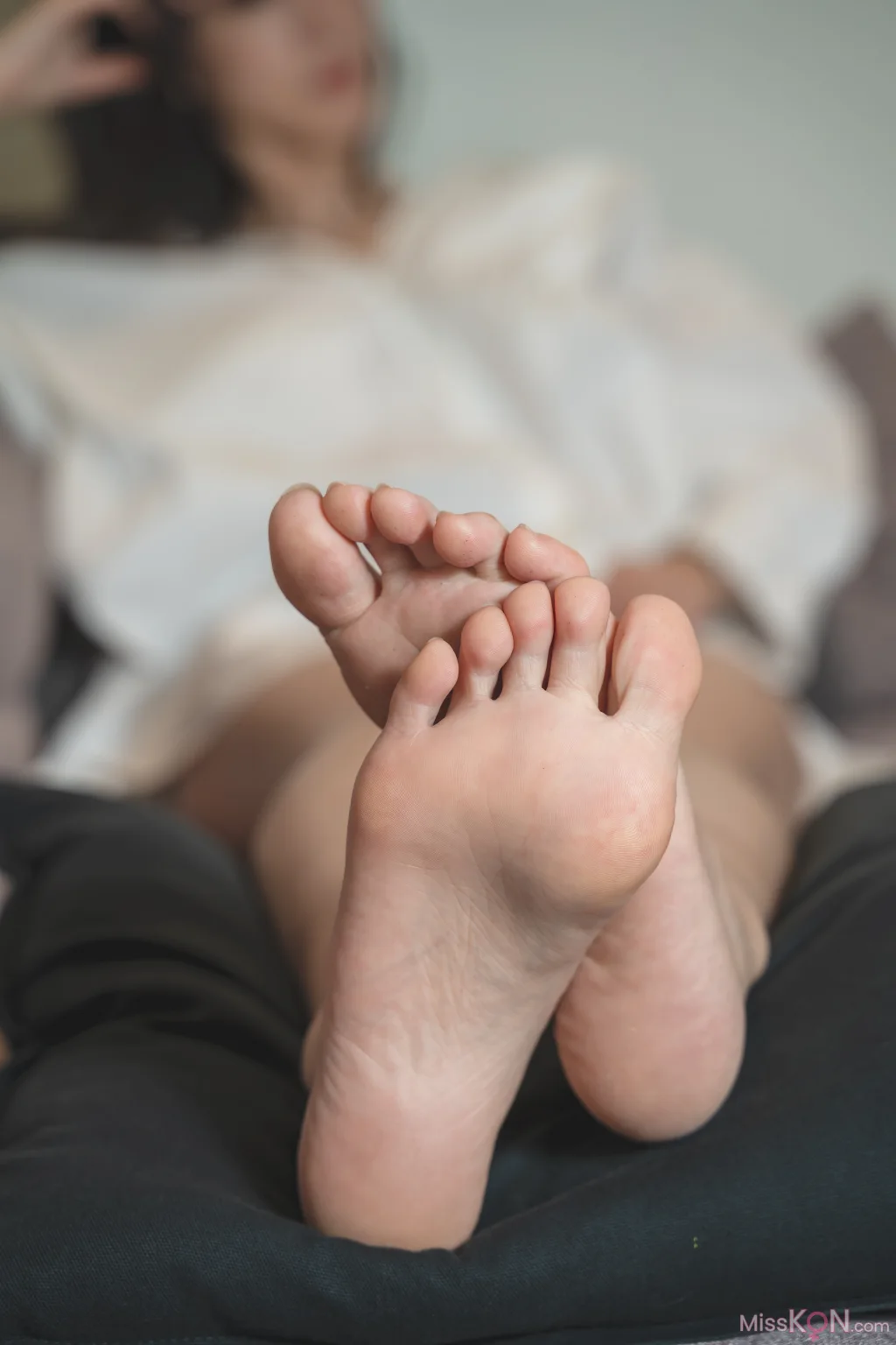 [Limerence原创] No.060_ 性感白衬衫yoko 还不快躺下让我踩踩