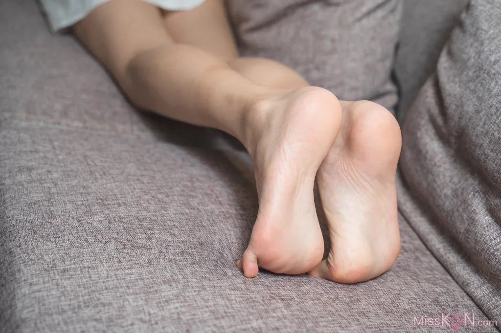 [Limerence原创] No.060_ 性感白衬衫yoko 还不快躺下让我踩踩