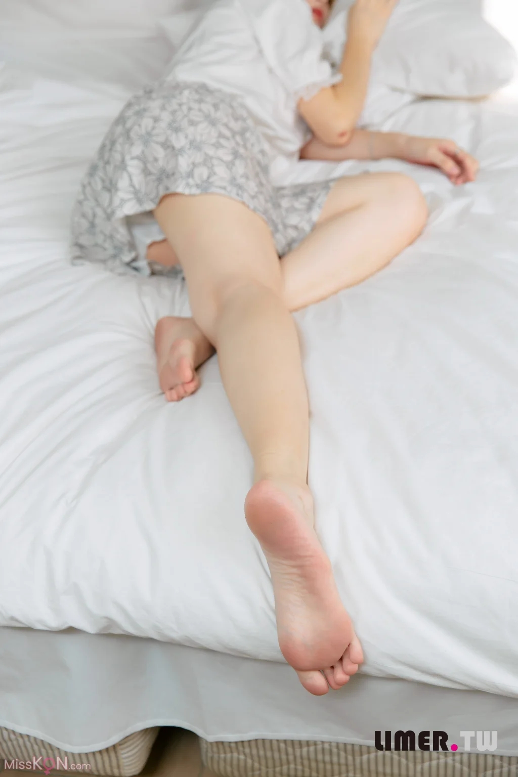 [Limerence原创] No.062_ 小星星 美脚与薯条的较劲 油亮的脚底