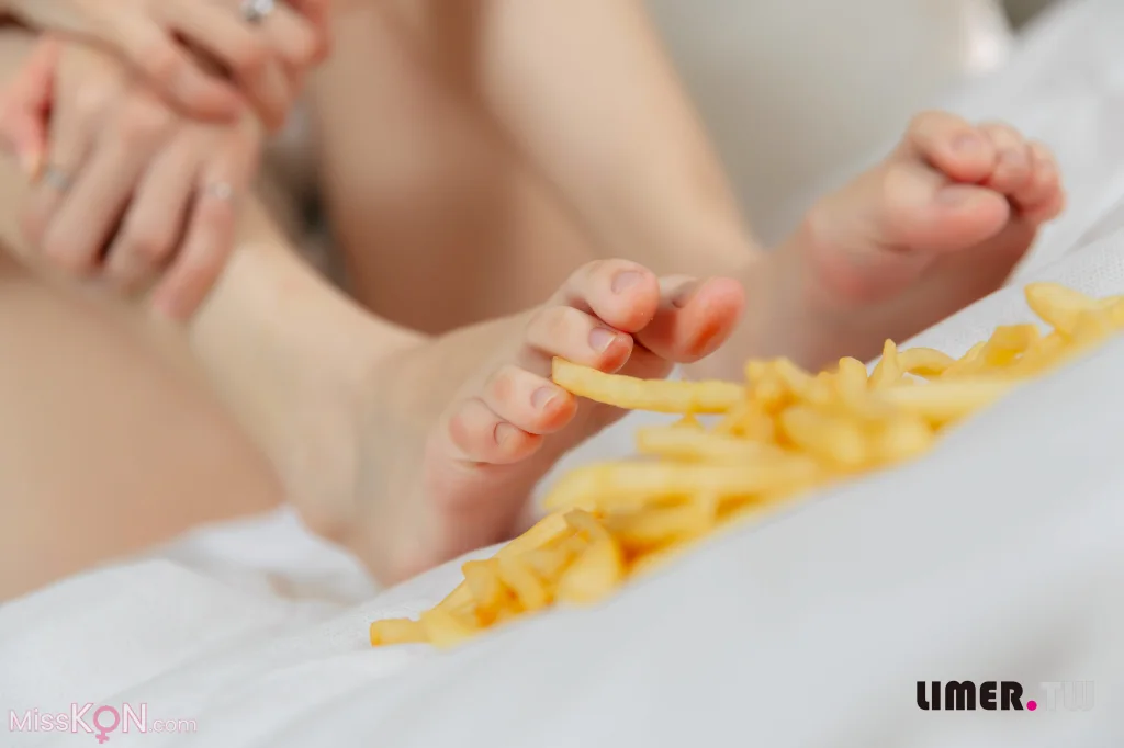 [Limerence原创] No.062_ 小星星 美脚与薯条的较劲 油亮的脚底