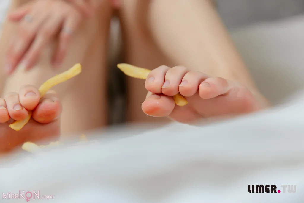 [Limerence原创] No.062_ 小星星 美脚与薯条的较劲 油亮的脚底