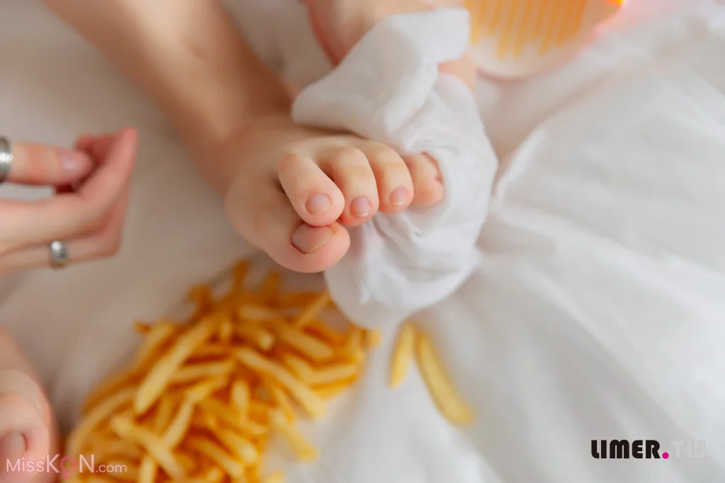 [Limerence原创] No.062_ 小星星 美脚与薯条的较劲 油亮的脚底