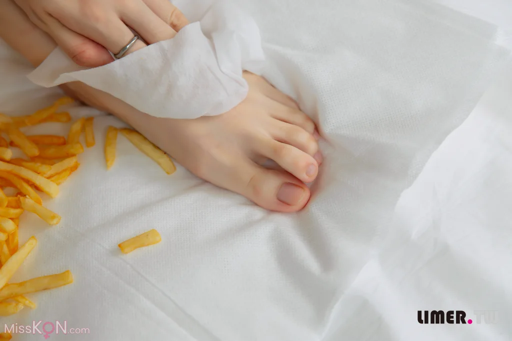 [Limerence原创] No.062_ 小星星 美脚与薯条的较劲 油亮的脚底
