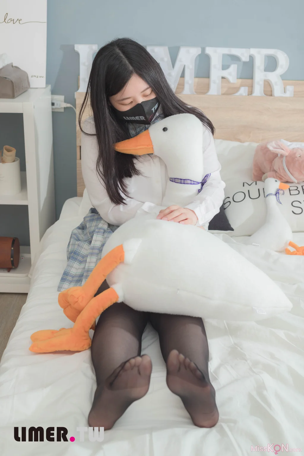 [Limerence原创] No.066_ BIBI学生服的丝袜诱惑 雪白的肌肤与脚底透出丝袜