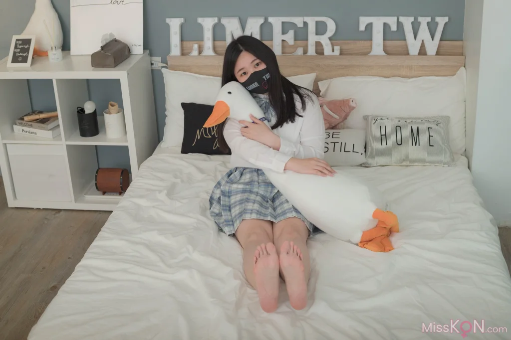 [Limerence原创] No.066_ BIBI学生服的丝袜诱惑 雪白的肌肤与脚底透出丝袜