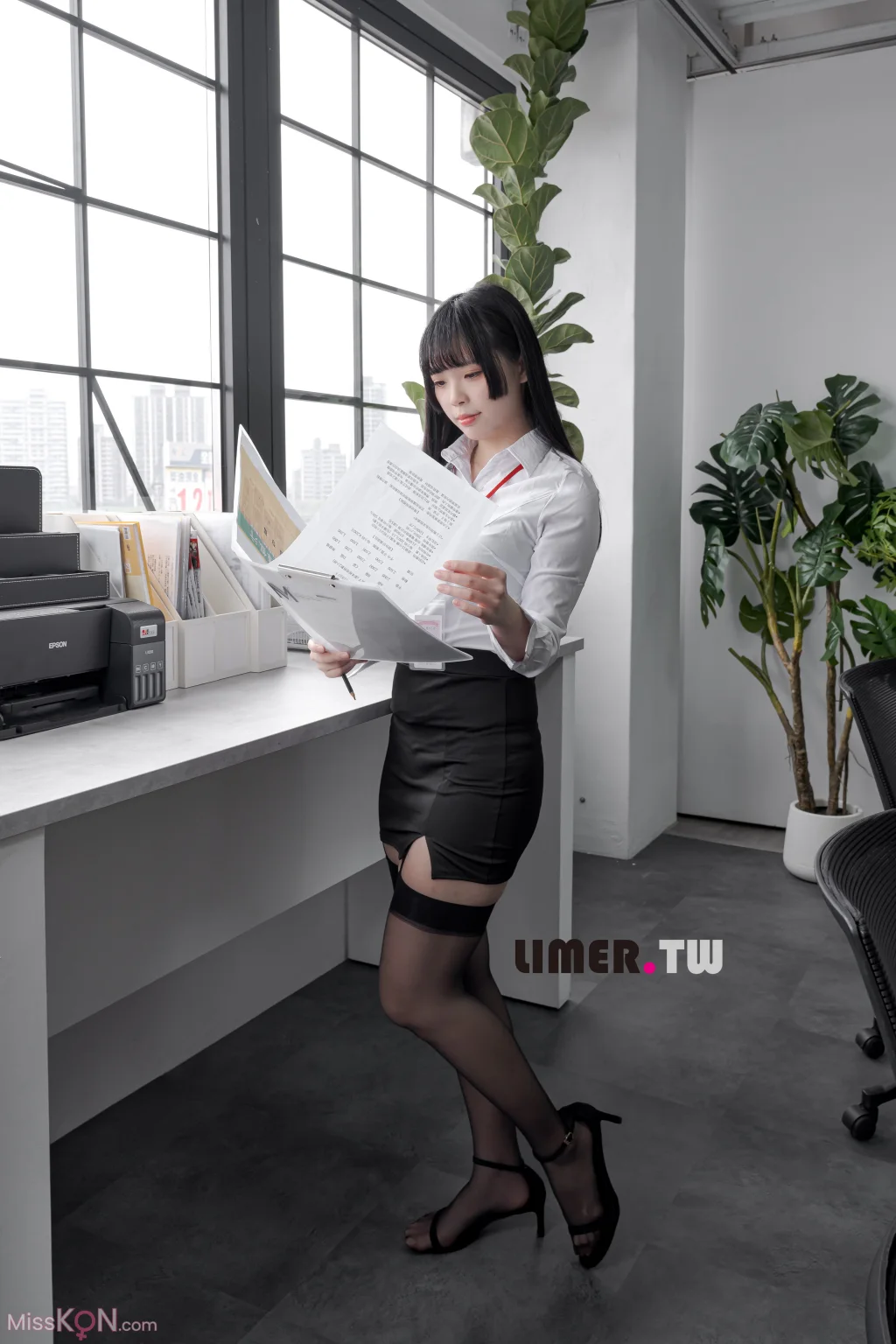 [Limerence原创] No.095_ 之之 绝美职员让你上班无法专心的黑丝＆裸足