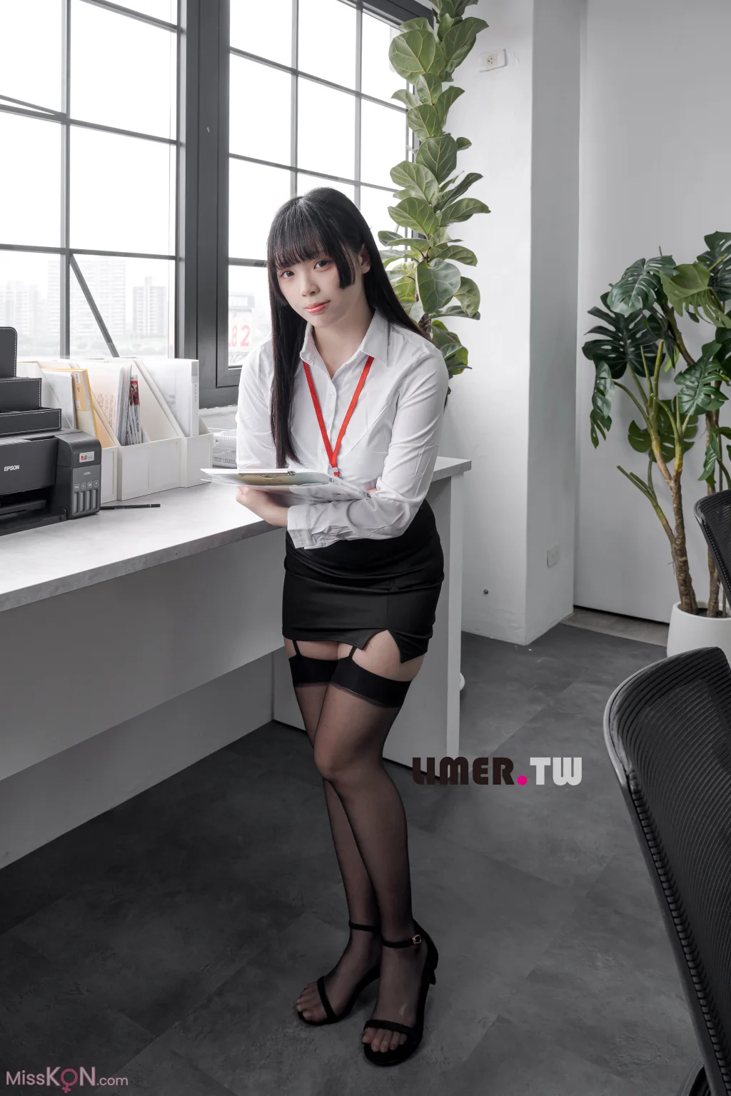 [Limerence原创] No.095_ 之之 绝美职员让你上班无法专心的黑丝＆裸足