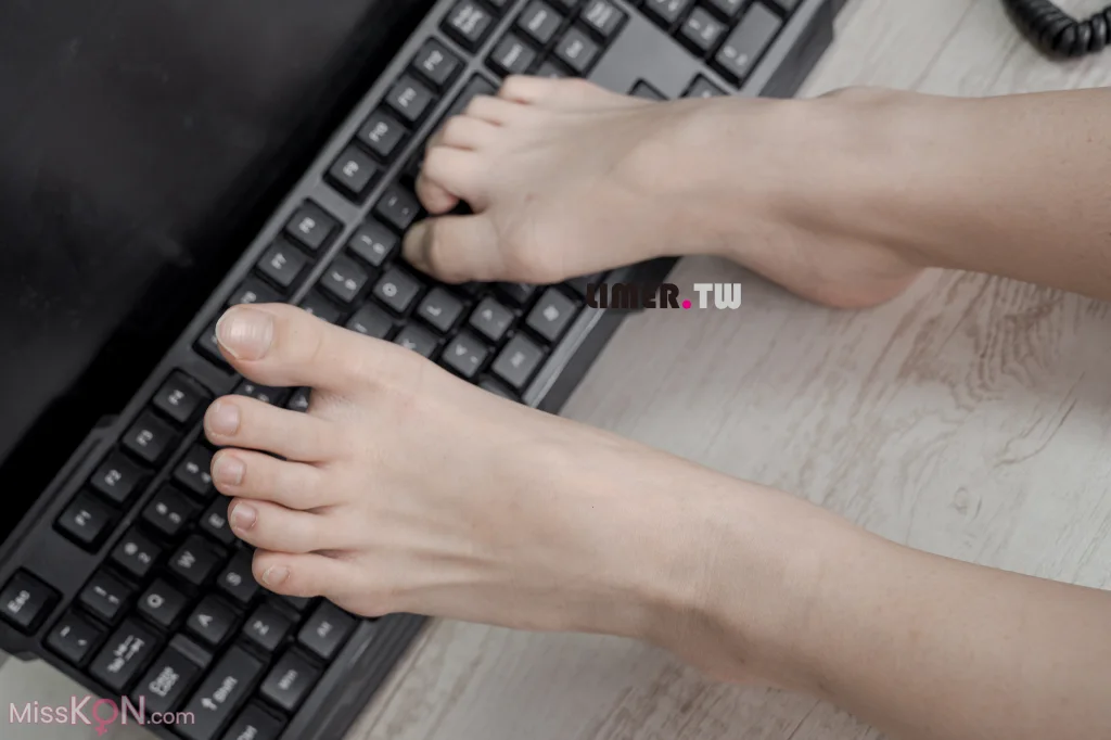 [Limerence原创] No.095_ 之之 绝美职员让你上班无法专心的黑丝＆裸足