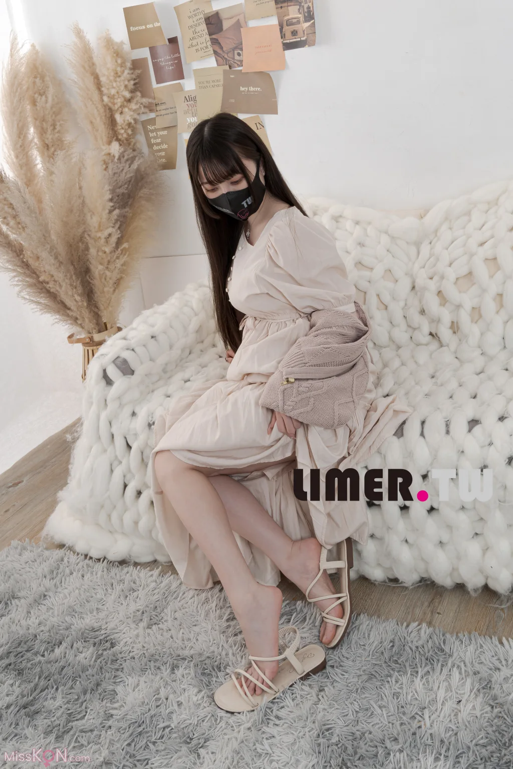 [Limerence原创] No.097_ Miya 涼鞋 素甲 粉嫩通紅裸足 一次滿足