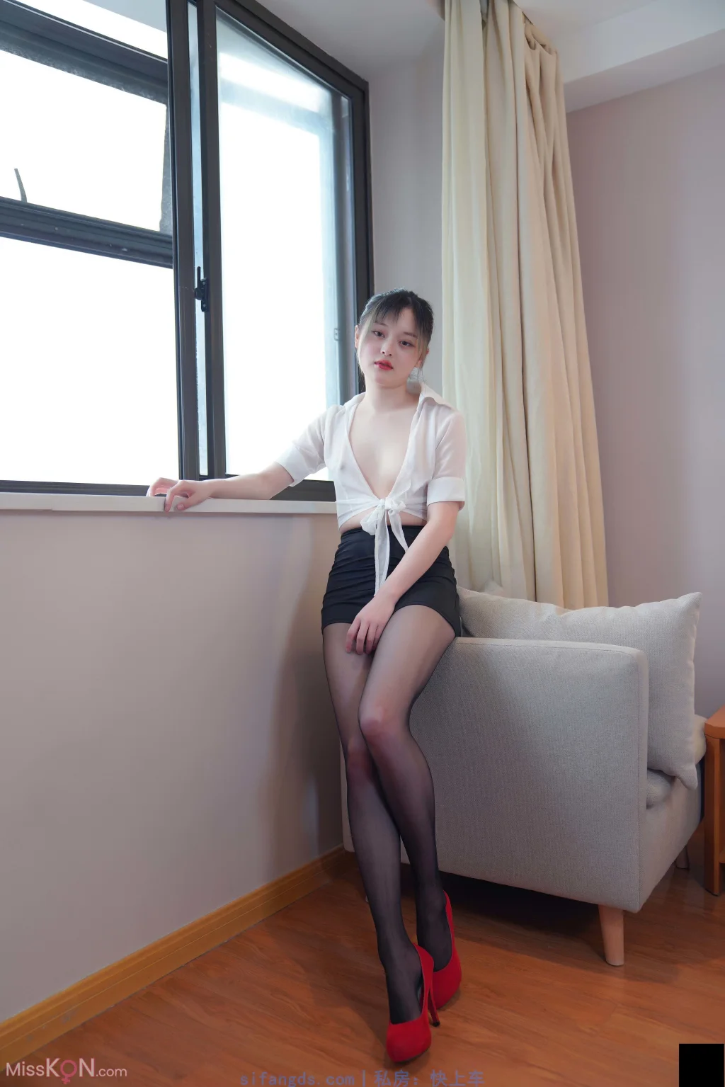 [Private Photoshoot] 悦悦_ 短裙黑丝 全尺度私拍