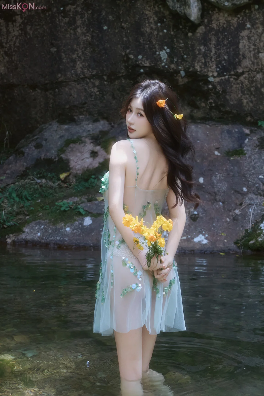 [XR Uncensored] Yin Tian Tian (尹甜甜)_ R18 秀人网模特 溪水边
