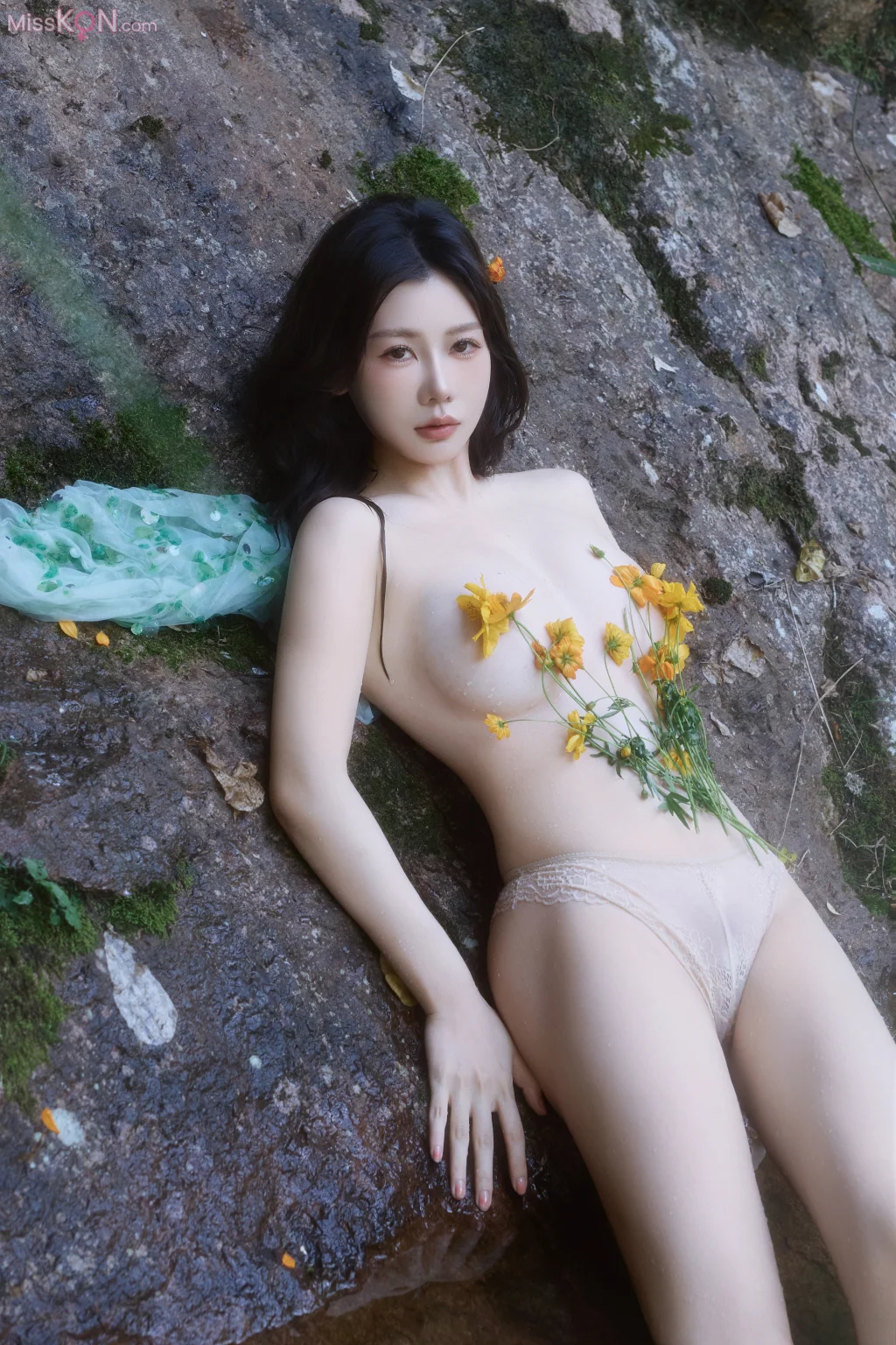 [XR Uncensored] Yin Tian Tian (尹甜甜)_ R18 秀人网模特 溪水边