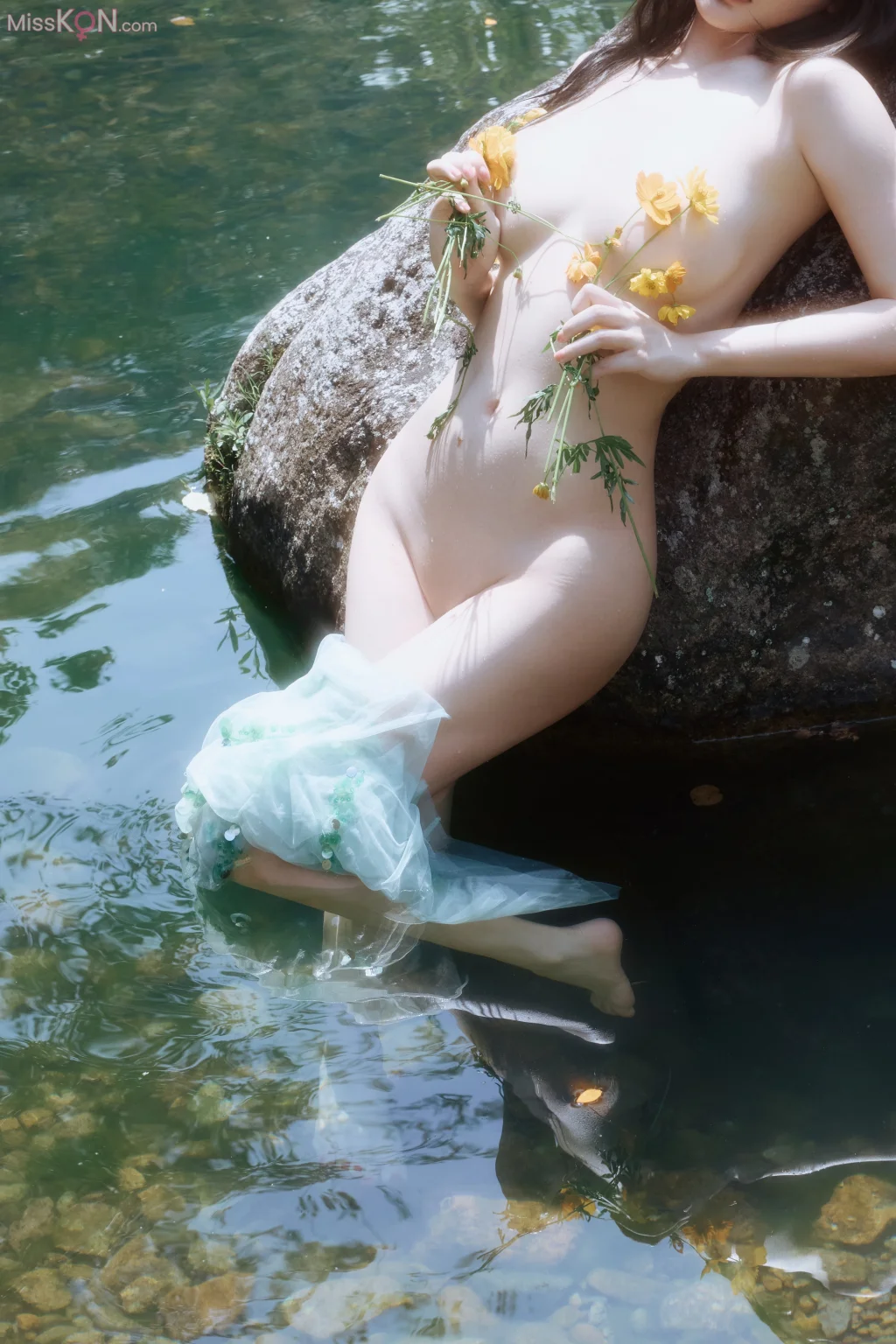 [XR Uncensored] Yin Tian Tian (尹甜甜)_ R18 秀人网模特 溪水边
