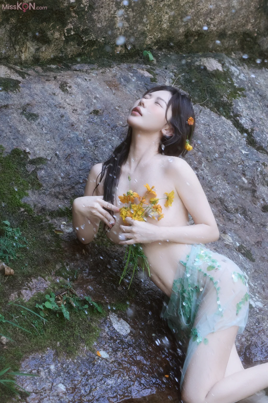 [XR Uncensored] Yin Tian Tian (尹甜甜)_ R18 秀人网模特 溪水边