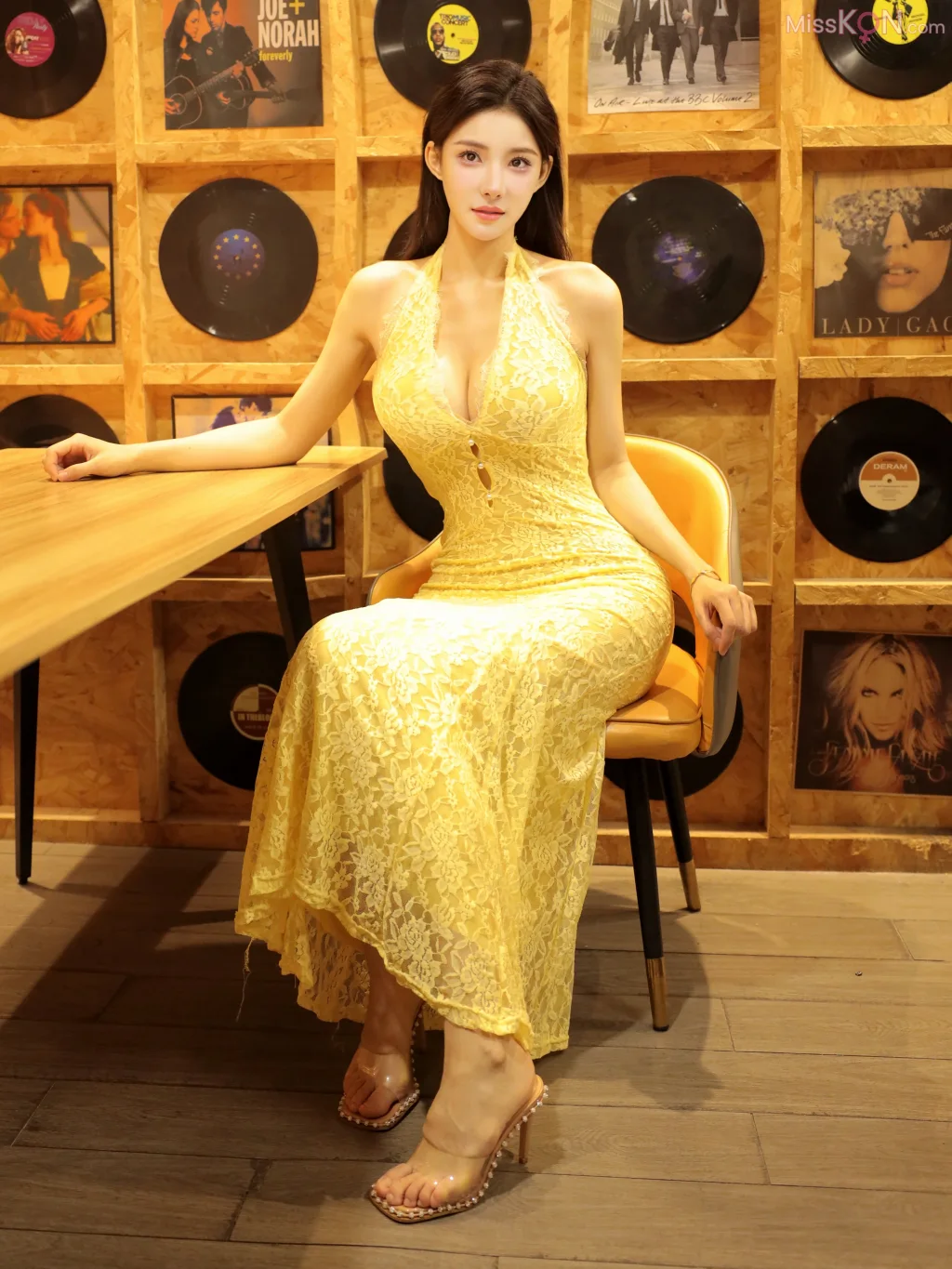 [XR Uncensored] 梨霜儿_ R18 秀人网模特 黑胶唱片