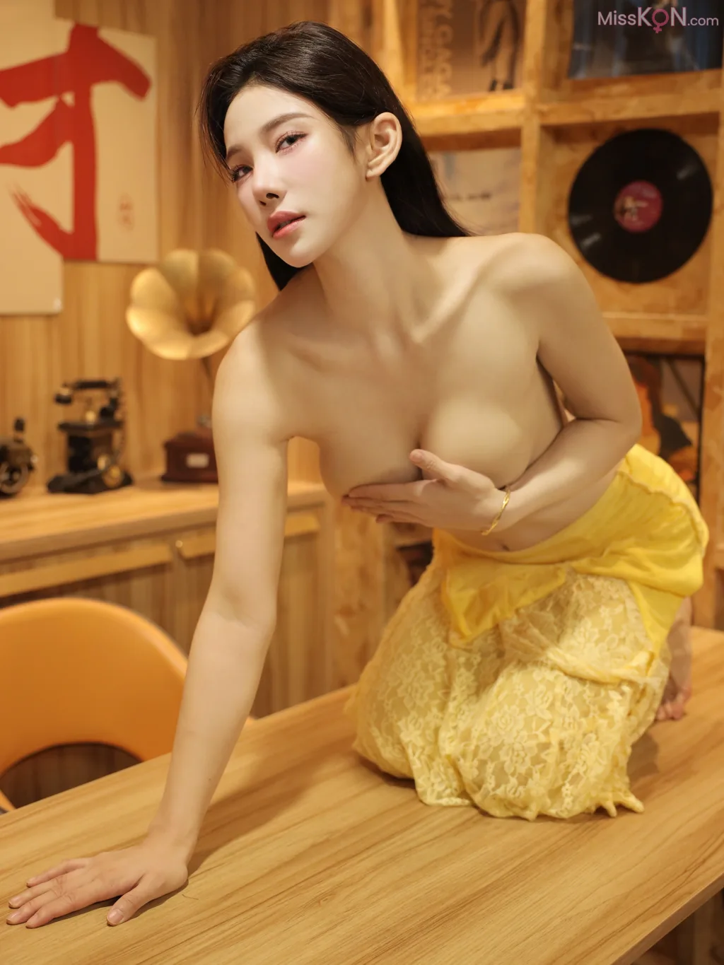 [XR Uncensored] 梨霜儿_ R18 秀人网模特 黑胶唱片