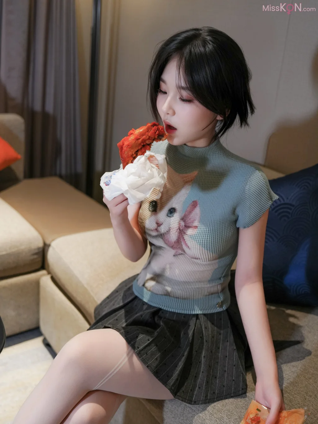 [XR Uncensored] 汁汁_ R18 秀人网模特 爱吃鸡腿的姑娘