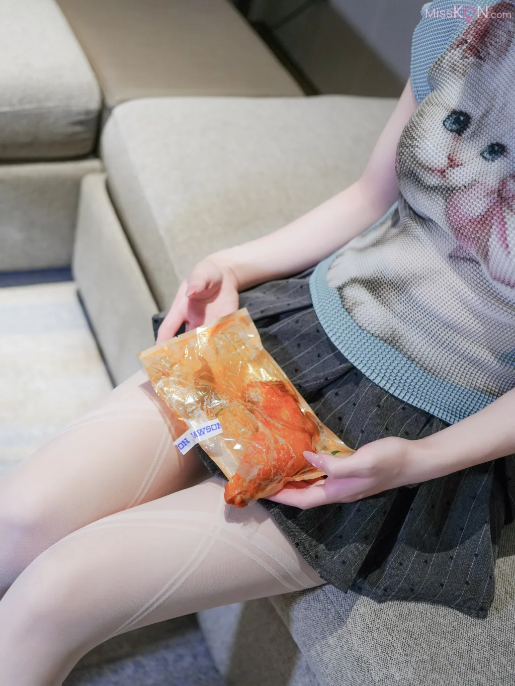 [XR Uncensored] 汁汁_ R18 秀人网模特 爱吃鸡腿的姑娘