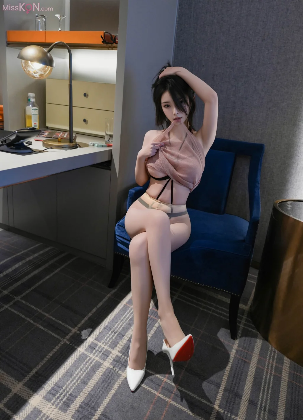 [XR Uncensored] 烧烧小桃_ R18 秀人网模特 新人完美露出