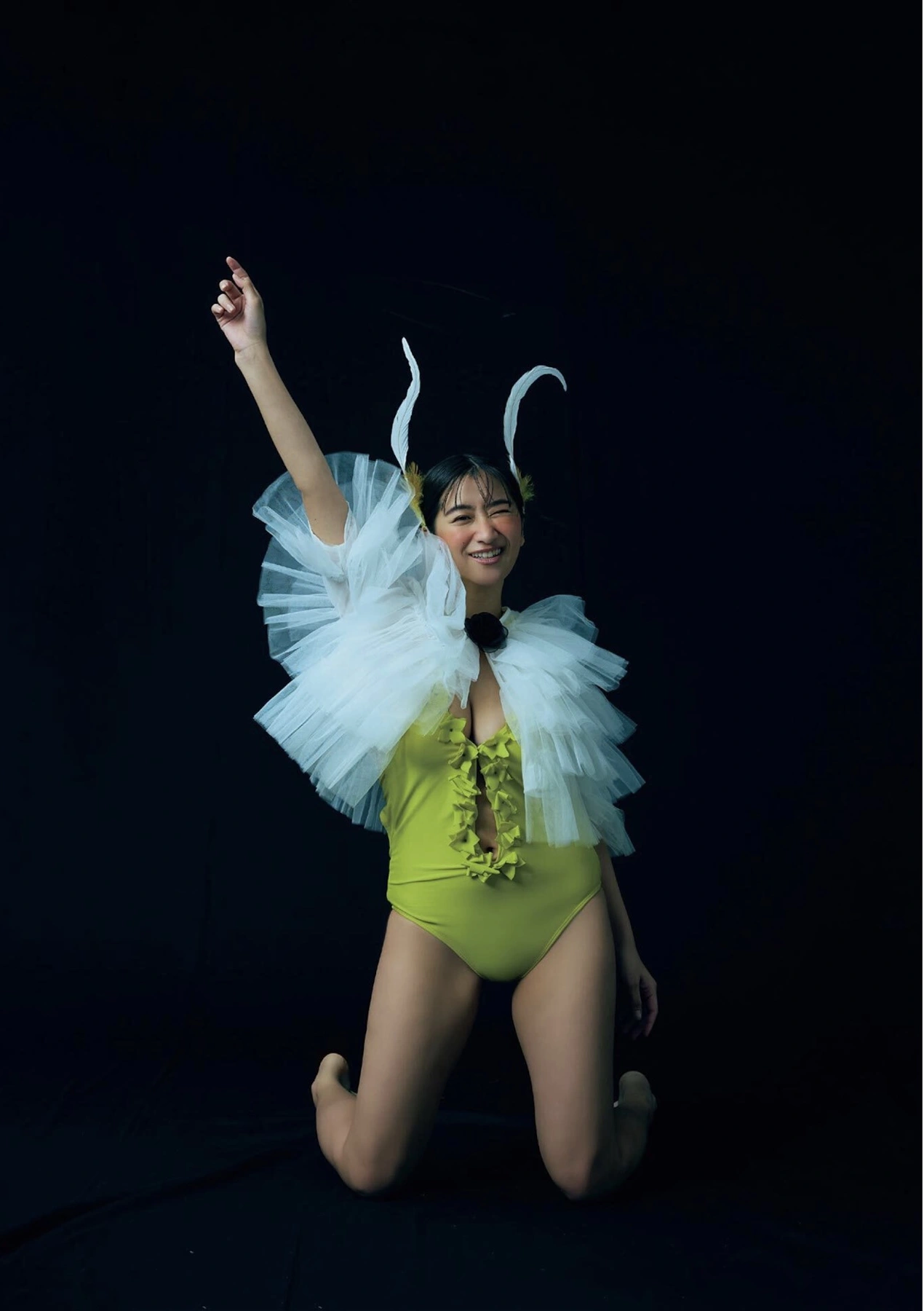 Ina Enohara 榎原依那, B.L.T. 写真集 Monster Round 4