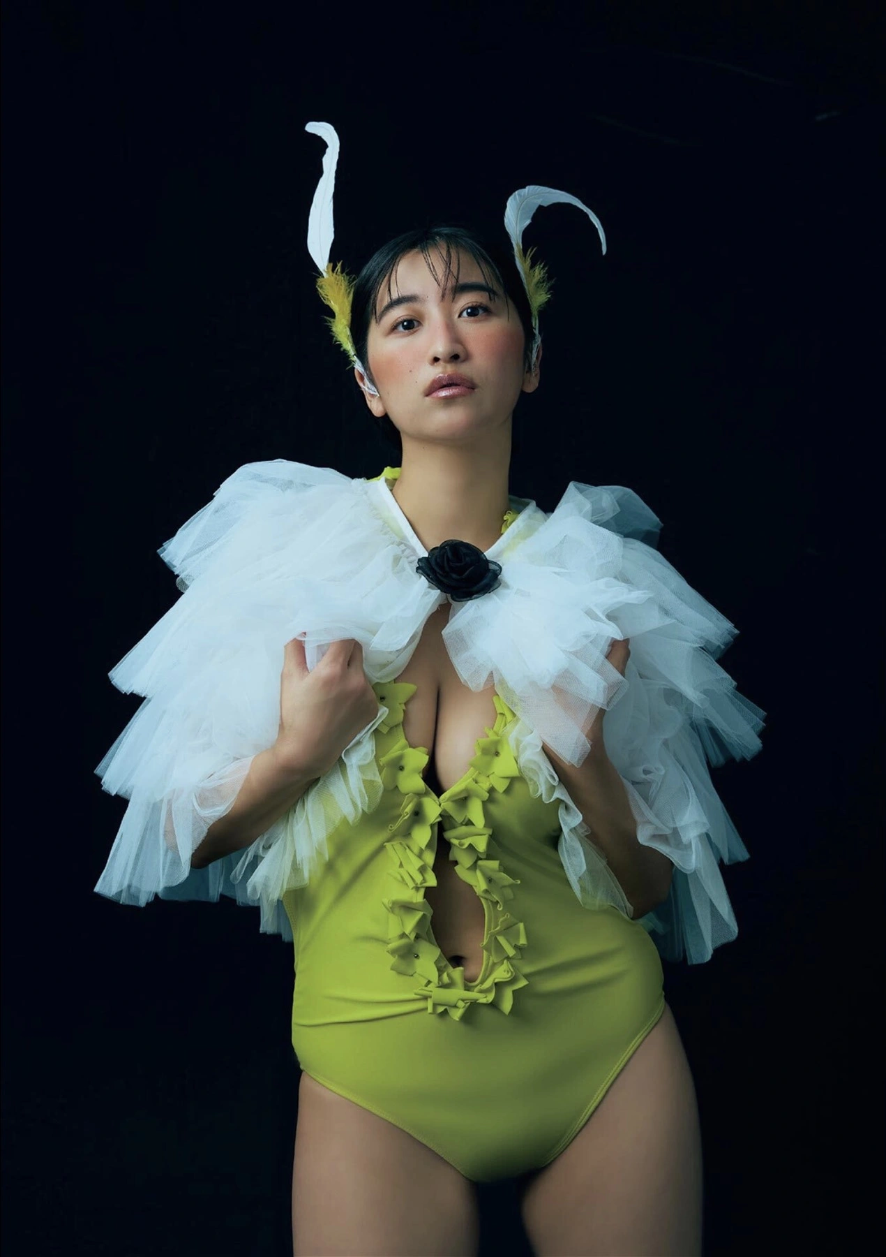 Ina Enohara 榎原依那, B.L.T. 写真集 Monster Round 4