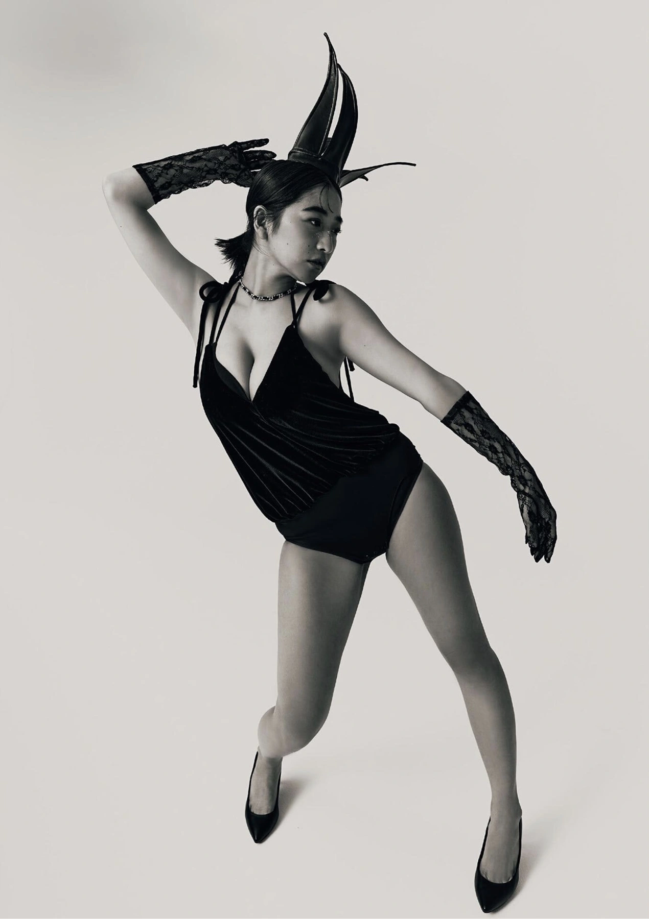 Ina Enohara 榎原依那, B.L.T. 写真集 Monster Round 4