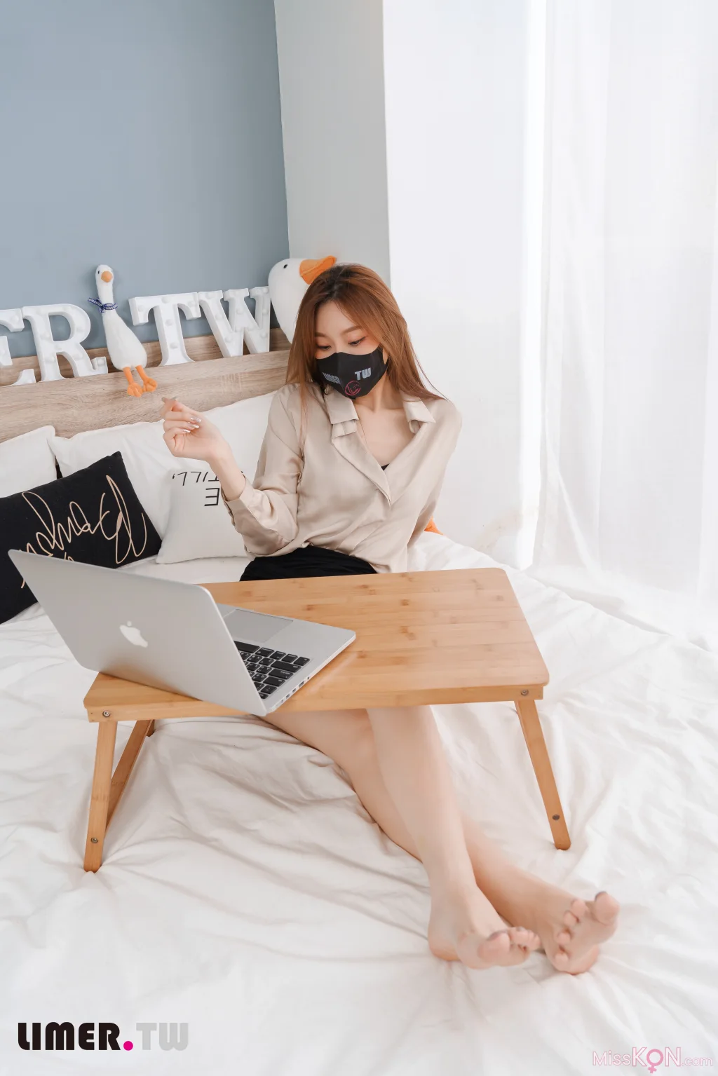 [Limerence原创] No.051_ 語葳女神 OL 床上办公 极品嫩足桌下露出