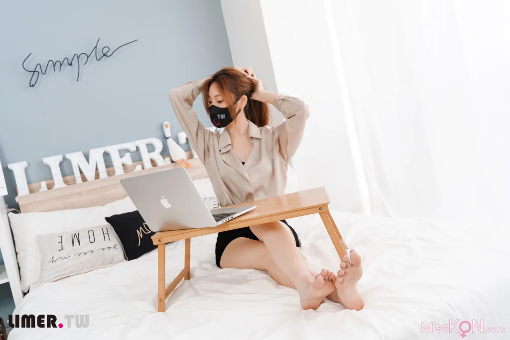 [Limerence原创] No.051_ 語葳女神 OL 床上办公 极品嫩足桌下露出