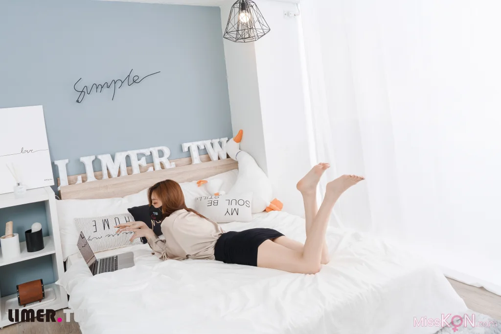 [Limerence原创] No.051_ 語葳女神 OL 床上办公 极品嫩足桌下露出