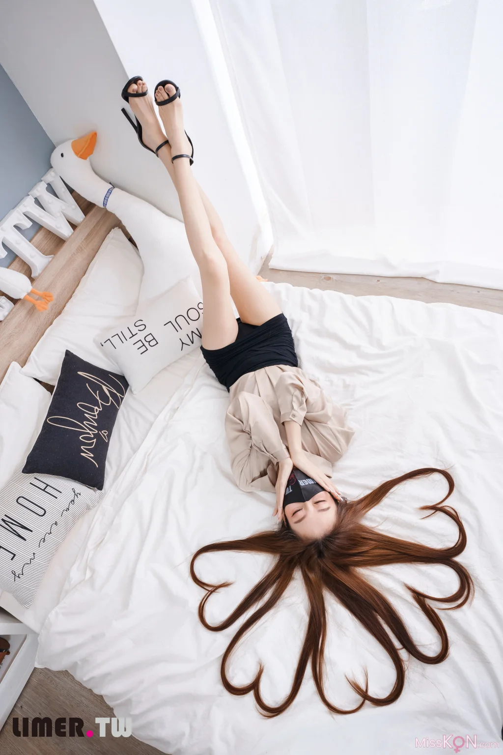 [Limerence原创] No.051_ 語葳女神 OL 床上办公 极品嫩足桌下露出