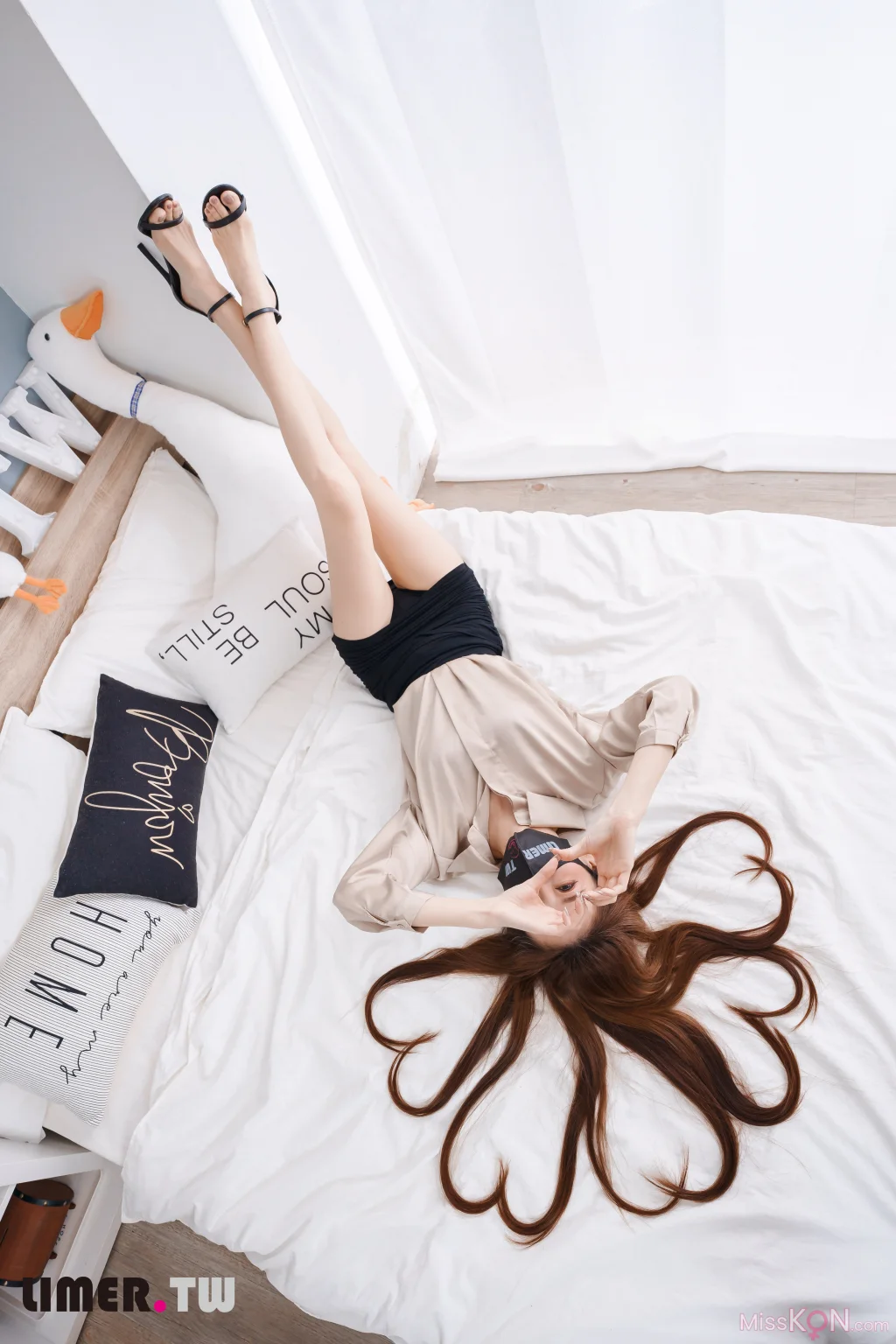 [Limerence原创] No.051_ 語葳女神 OL 床上办公 极品嫩足桌下露出