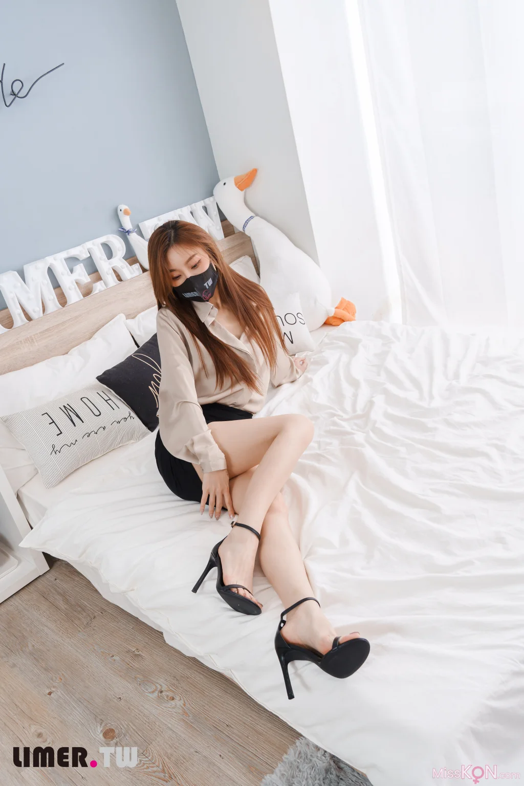 [Limerence原创] No.051_ 語葳女神 OL 床上办公 极品嫩足桌下露出