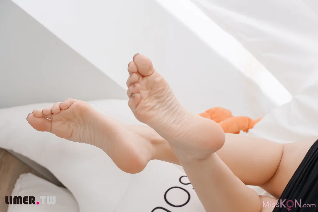 [Limerence原创] No.051_ 語葳女神 OL 床上办公 极品嫩足桌下露出