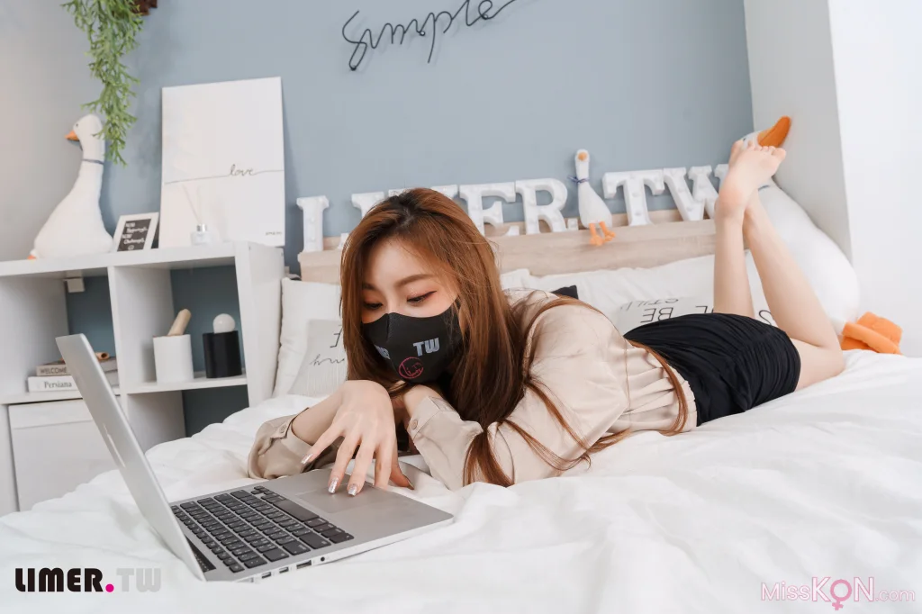 [Limerence原创] No.051_ 語葳女神 OL 床上办公 极品嫩足桌下露出