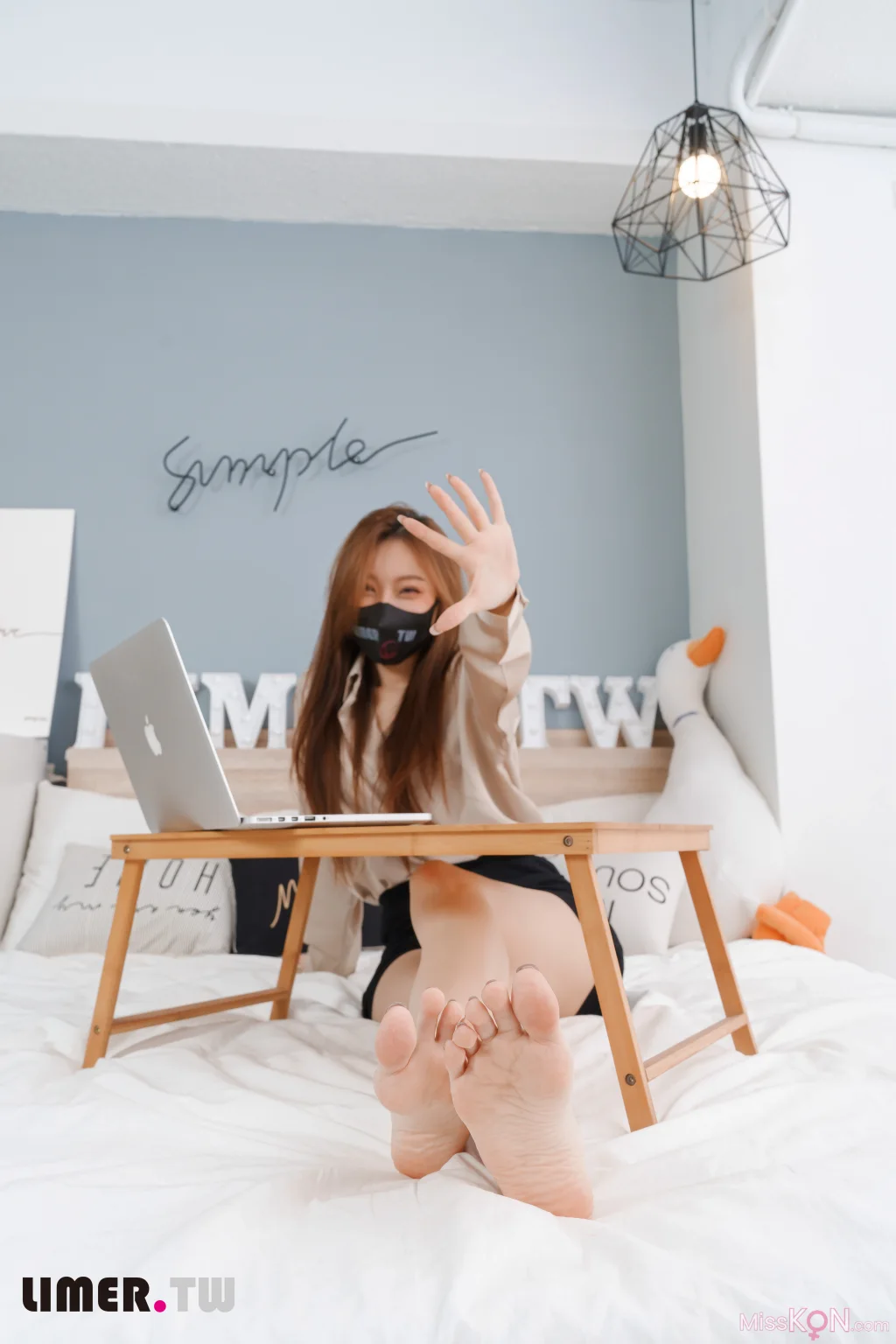 [Limerence原创] No.051_ 語葳女神 OL 床上办公 极品嫩足桌下露出