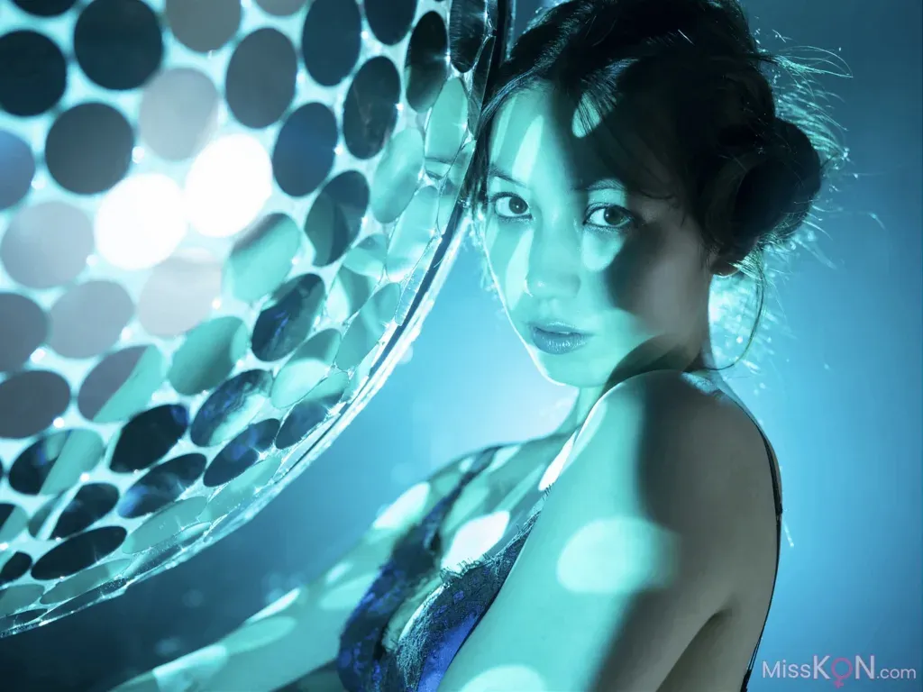 Airi Satō (佐藤あいり)_ [Friday Digital Photobook] Bathed In The Spotlight スポットライトに照らされて