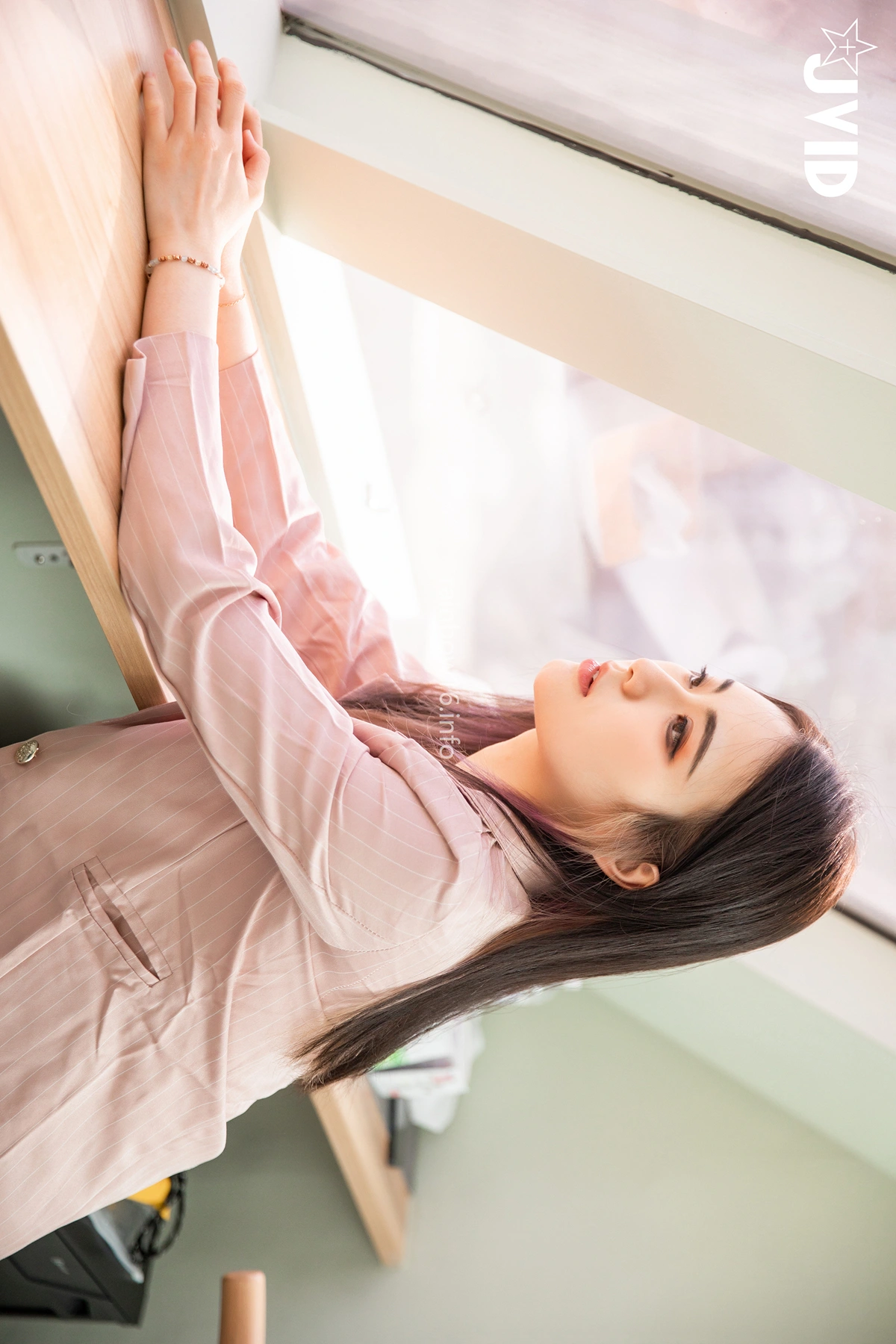 JVID 阿黎 – 公司新來的霸氣女業務 業績第一名 原來都是用肉體來換來的合約 難怪一直保持銷冠的地位 Set.01