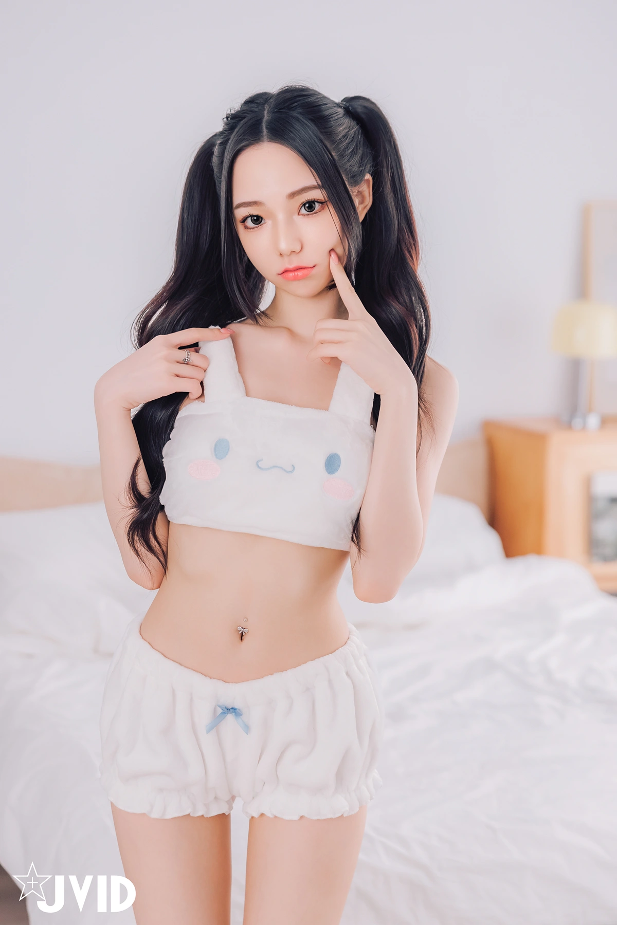 JVID 胎尼 & 啾啾 – 啾啾親自開箱豪華AI情慾娃娃Tiny🥵真人比例完美粉嫩E奶💦激情互動舌吻揉奶樣樣來🔞 Set.01